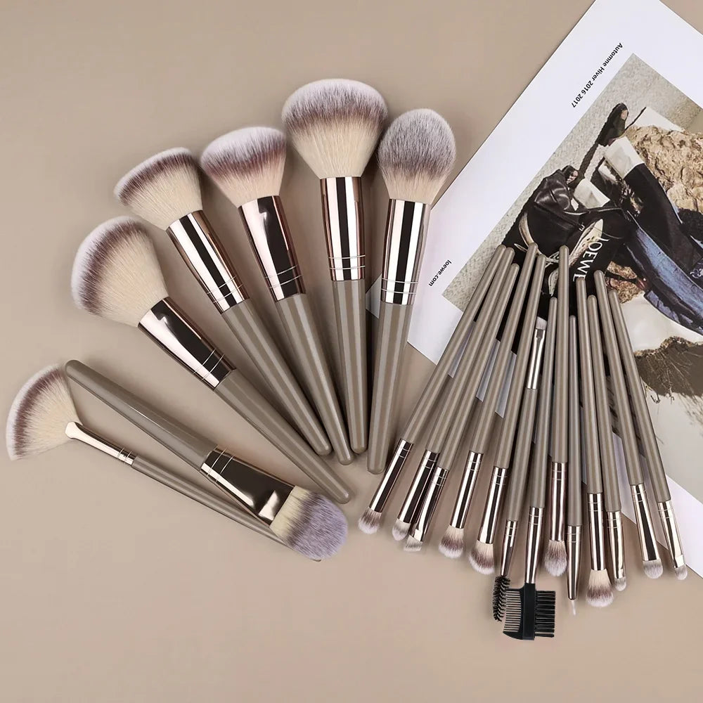 Kit 10 Pincéis Profissionais para Maquiagem - Kabuki