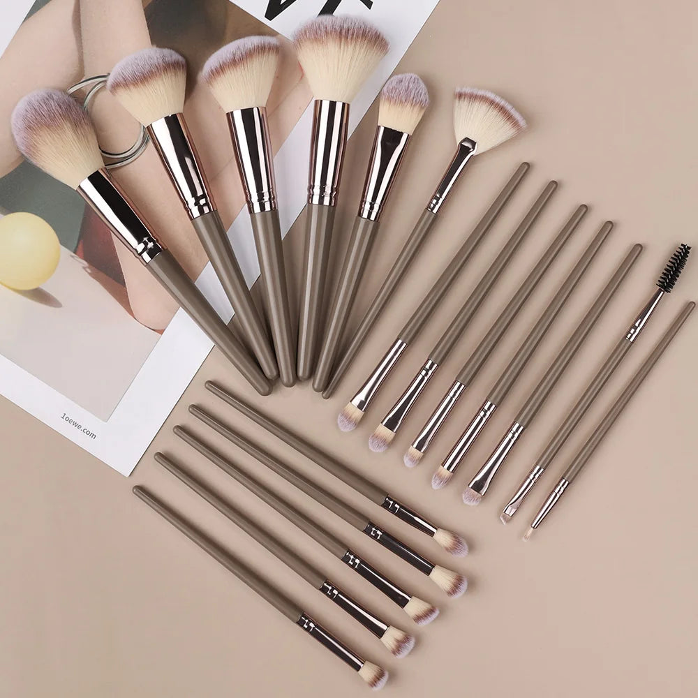 Kit 10 Pincéis Profissionais para Maquiagem - Kabuki
